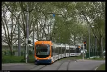 Wagen 5712 verl�sst am 5. Mai 2010 den Bahnhof Neuostheim. Dieser Bahnhof gilt in Mannheim als Paradebeispiel f�r betriebliche Flexibilit�t und kundenorientierte Gestaltung.