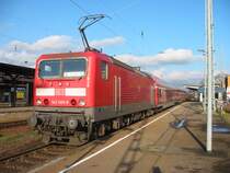 143 009-9 steht auf Gleis eins im Homburg (Saar) Hauptbahnhof in dieses 17/11/2002 Foto.