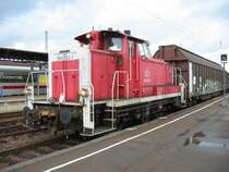 365 202-1 fhrt ihren Zug auf Gleis eins in Homburg (Saar) Hauptbahnhof.  Foto 16/1/2006.