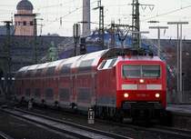 Die 120 208-4 fuhr am 08.01.2011 mit dem RSX (RE9) in Kln Messe Deutz ein, um weiter nach Siegen zu fahren. Wenn man genauer hinschaut fehlt eine der Grifstangen an der Tr des Lokfhrers.