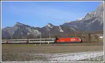 IR1773 mit Re 460 durchf�hrt die Herrschaft bei Maienfeld. (04.01.2011)