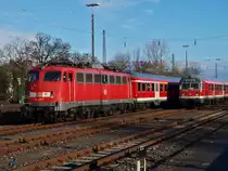 B�gelfalte 110 415-7 steht am 08.01.2010 mit einem RE4-Verst�rker in Aachen Rothe Erde. Auf dem Nachbargleis ein Steuerwagen der Bauart Karlsruhe.