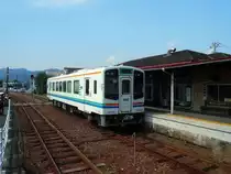 Das R�ckgrat des Betriebs sind die 14 Wagen Serie 2100, gebaut ab 2001; dazu kommt noch 1 Wagen speziell f�r Reisegruppen. Im Bild f�hrt Wagen 2108 in Mikkabi ein, 27.September 2009. 
