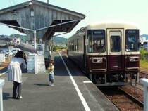 Die Bahn wird rege fr Familienausflge mit Eltern und Grosseltern benutzt. Bei einem Zwischenhalt wird der Nachwuchs entsprechend verewigt. Wagen 3501 in Kanasashi, 27.September 2009. 