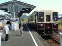 Die Bahn wird rege f�r Familienausfl�ge mit Eltern und Grosseltern benutzt. Bei einem Zwischenhalt wird der Nachwuchs entsprechend verewigt. Wagen 3501 in Kanasashi, 27.September 2009. 