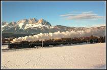 Das Bild des Tages. Auf ihn hatten wir gewartet.  Mit Volldampf durch die Alpen  war der Titel der IGE Rundreise (Augsburg-Salzburg-Augsburg). Zugpferd war am Kufstein 01  1 533 der GEG. In Oberndorf wurde ein Halt und eine Scheinanfahrt fr Fotografen und Reisende absolviert, um dann mit Volldampf zu uns zu kommen. Im Hintergrund natrlich der Wilde Kaiser der sicher auch ganz  wild  bei diesem Anblick wurde. Hinten schob brigens 1020-37 (GEG) mit.(08.01.11)