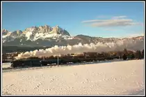 Das Bild des Tages. Auf ihn hatten wir gewartet.  Mit Volldampf durch die Alpen  war der Titel der IGE Rundreise (Augsburg-Salzburg-Augsburg). Zugpferd war am Kufstein 01  1 533 der �GEG. In Oberndorf wurde ein Halt und eine Scheinanfahrt f�r Fotografen und Reisende absolviert, um dann mit Volldampf zu uns zu kommen. Im Hintergrund nat�rlich der Wilde Kaiser der sicher auch ganz  wild  bei diesem Anblick wurde. Hinten schob �brigens 1020-37 (�GEG) mit.(08.01.11)