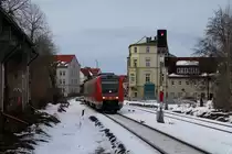Vorbei an sch�n restaurierten H�usern f�hrt 612 029 am 8.1.2011 in den Bahnhof Schm�lln ein. Ziel des Zuges ist Altenburg.