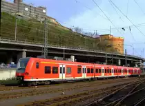 Koblenz Hbf am 03.04.2010 Triebwagen 425 657-7 f�hrt vom Bahnhof ab.