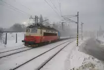 8.1.2011 11:38 ČD Baureihe 242 212-9 mit einem Personenzug (Os) aus Cheb nach Karlovy Vary kurz vor dem Bahnhof Citice.
 