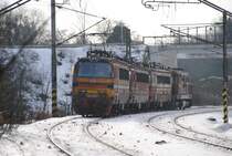 8.1.2011 12:54 ČD Baureihe 230 107-5 zusammen mit 2 Loks der Baureihe 230 und einer Baureihe 742 294-2 kurz vor dem Bahnhof Citice.
