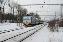 8.1.2011 13:19 ČD Baureihe 363 083-7 mit einem Schnellzug (R) aus Praha hl.n. nach Cheb kurz nach der Durchfahrt durch den Bahnhof Citice.