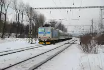 8.1.2011 13:19 ČD Baureihe 363 083-7 mit einem Schnellzug (R) aus Praha hl.n. nach Cheb kurz nach der Durchfahrt durch den Bahnhof Citice.