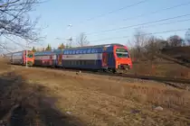 Ein wenig Gl�ck brauchte ich f�r dieses Bild der einer S 12, denn die S 5 nach Pf�ffikon SZ war nur wenige Sekunden vorher an mir vorbeigerauscht. (Stettbach, 3.1.11)