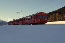 Kurz bevor die Sonne die Geleise erreicht hatte, konnte ich dieses Bild vom Skizug 814 aufnehmen, an dessen Spitze sich der ABt 1702 befand.(Davos Wolfgang, 5.1.11)