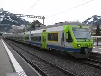 R 6164 ausnahmsweise mit 3 Nina Einheiten (10 teilig) in Frutigen. Der Zug wurde wegen dem  AUDI FIS SKI WORLD CUP in Adelboden verl�ngert gef�rht, 08.01.2011.