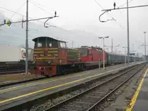 Eine italienische Rangierlok wird in K�rze einen EW I/II Pendel (mit Re 4/4 II 11141, ex. Swiss Express) mit einem zweiten EW I/II Pendel zusammen h�ngen, damit diese dann als Regio 4774 zur�ck in die Schweiz fahren k�nnen, 08.01.2011.