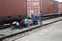 Den Mittelbahnsteig des Bf. Hat Yai Junction hat eine Familie zu Ihren Wohnsitz erklrt. Ein Teil der Familie auf der  Terrasse  ihres Domizils. Den Lebensunterhalt verdient man mit Mllsammeln, welcher hier ja zu hauf anfllt.