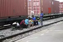 Den Mittelbahnsteig des Bf. Hat Yai Junction hat eine Familie zu Ihren Wohnsitz erkl�rt. Ein Teil der Familie auf der  Terrasse  ihres Domizils. Den Lebensunterhalt verdient man mit M�llsammeln, welcher hier ja zu hauf anf�llt.