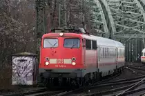 110 426 mit einem IC bei der Durchfahrt durch K�ln Messe Deutz am 09.01.2011.