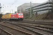BR 185 211-0 von Railion kommt mit einem gemischten Containerzug aus Richtung K�ln und f�hrt in Aachen-West ein.
9.1.2011