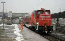 363 185 stellt am 06.01.11 eine Regiogarnitur in Emden Hbf bereit.