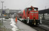 363 185 stellt am 06.01.11 eine Regiogarnitur in Emden Hbf bereit.