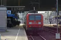 145 042 mit dem RE2 aus M�nster bei der Einfahrt in D�sseldorf Hbf, 9.1.11