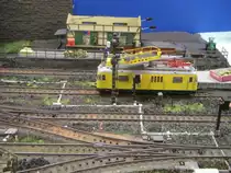 M�rklin Turmtriebwagen beim Arbeiten an einem Signal.
Im G�terschuppen finden gerade Bewerbungsgespr�che f�r viele Preiserlein statt