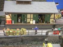 An der Laderampe wurde auch schon ein Verlademeister eingestellt,
Die ersten Arbeiter verlassen mit Ladegut die Halle.
Und sie haben ein Dach ber dem Kopf bekommen