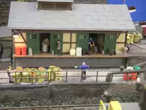 An der Laderampe wurde auch schon ein Verlademeister eingestellt,
Die ersten Arbeiter verlassen mit Ladegut die Halle.
Und sie haben ein Dach �ber dem Kopf bekommen