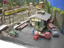 An der G�terhalle sind schon erste LKW's eingetroffen, sowie der Landmaschinenh�ndler der seinen Traktor verladen m�chte.
Der entsprechende Waggon steht schon bereit. W�hrend Staplerfahrer Klaus unter Beobachtung des LKW Fahrers Franz eine Kiste entl�dt.