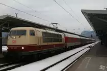 103 245-7 ist am 8.1.2011 vor einen Skisonderzug von Amsterdam nach Innsbruck unterwegs. Gerade h�lt er in W�rgl.