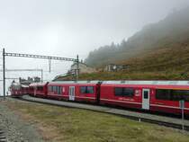 Kreuzung zweier durch Allegras (ABe 8/12) gezogenen Zge am 17.09.2010 in Alp Grm.