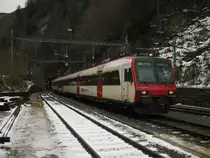 Domino mit Regio 5241 beim verlassen des Weissensteintunnels in G�nsbrunnen, 06.01.2011.