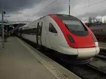 ICN 625 beim Fahrtrichtungswechsel in Del�mont bei eher schlechtem Wetter, 06.01.2011.