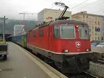 Re 4/4 II 11158 mit EW I/II Pendel als Ersatzkomposition zum IR 2127 in Biel, 07.01.2011.