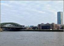 Aussicht vom Rheinufer in K�ln auf die vielbefahrene Hohenzollernbr�cke, das Hyatt Hotel und den Triangle Panorama Turm am 20.11.2010. (Jeanny)