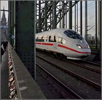 Ein ICE 3 f�hrt am Abend des 20.11.2010 �ber die Hohenzollernbr�cke in K�ln, vorbei an den Unmengen von Schl�ssern, die den Zaun schm�cken. (Jeanny)  