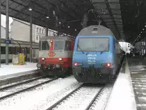 Links: Re 4/4 II 11109 Swiss Express mit IR 2178. Rechts: Re 460 076 mit IR 2028, Olten, 25.12.2010.