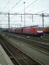 Hier steht 189024 mit ihrem G�terzug abgestellt am 15.1. im Bahnhof Venlo