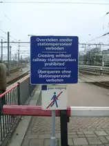 Dieses Schild befindet sich im Bahnhof Venlo auf dem Bahnsteig mit den Gleisen 3/4 am ebenerdigen �bergang zum Bahnhofsgeb�ude.