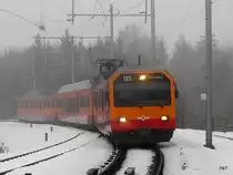 SZU - Einfahrender Zug mit Triebwagen Be 4/4 556 527-0 auf dem Uetliberg am 01.01.2011 .. Fotosandpumkt auserhalb der Geleise auf dem Perron