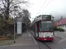 Eine Freiburger Stra�enbahn der linie 2 in der Endhaltestelle Dorfstra�e. Herbst 2010.