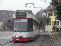 Eine Stra�enbahn der Linie 2 kurz vor ihrem Ziel Dorfstra�e. Herbst 2010