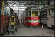 Am 01.08.10 erlaubte ein Blick in die Halle den Anblick dieses V7E der Hamburger Stra�enbahn. Er fuhr zuletzt bis 1977. Der Typ V6E �berdauerte den V7E um ein Jahr bis in Hamburg die Stra�enbahn ganz eingestellt wurde. Link im Bildrand sehen wir den Z2 Triebwagen und rechts ein Beiwagen der Kieler Stra�enbahn wie er bis zuletzt hinter den GT6 der Kieler Tram gelaufen ist. (Dieses Foto wurde legal aufgenommen, bei diesem Foto stand ich direkt unter dem Hallentor)