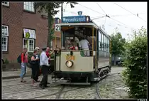 Der Z1 Triebwagen 656 ist seit den 50er Jahren Museumswagen der Hamburger Stra�enbahn. Noch vor der Einstellung der Tram im Jahre 1978 brachte der VVM verschiedene Fahrzeuge nach und nach �ber Umwege zum Sch�nberger Strand. Noch heute bef�rdert dieser 116 Jahre alte Stra�enbahnwagen Fahrg�ste. Wenn auch nicht mehr zur Wasserkunst wie er es auf seiner Schilderung verspricht. Aufgenommen am 01.08.10.