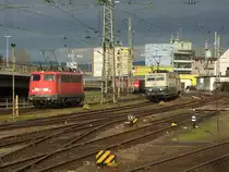 Zwei Klasiker der DB. 181 211-4 mit dem IC135(Luxembourg-Norddeich-Mole) und 110 427-2 die den IC nach Norddeich bespannen wird.Koblenz 14.1.11