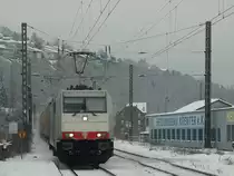 Unbekannte Railpool 185er rauscht mit ihrem G�terzug durch Vallendar/Rhein.21.12.10