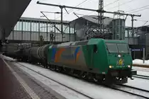 185 542-8 kam am 06.01.2011 mit einem Kesselwagenzug aus dem Rbf Kassel und durchf�hrt hier den Bahnhof Kassel Wilhelmsh�he.